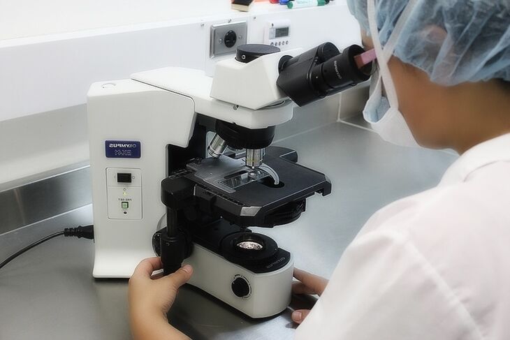 Examen histologique des tissus de papillome pour la présence de cellules malignes